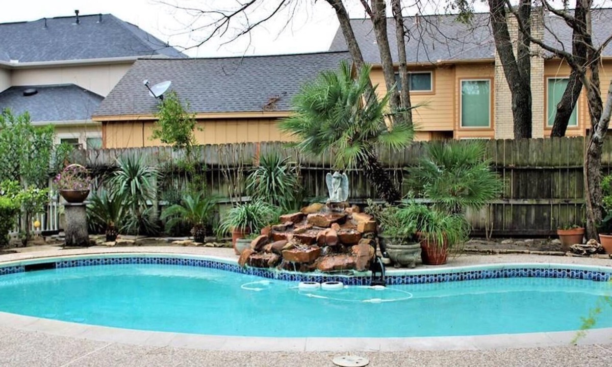 Briarforest House | Beautiful Three Bedroom Home with Scenic Backyard