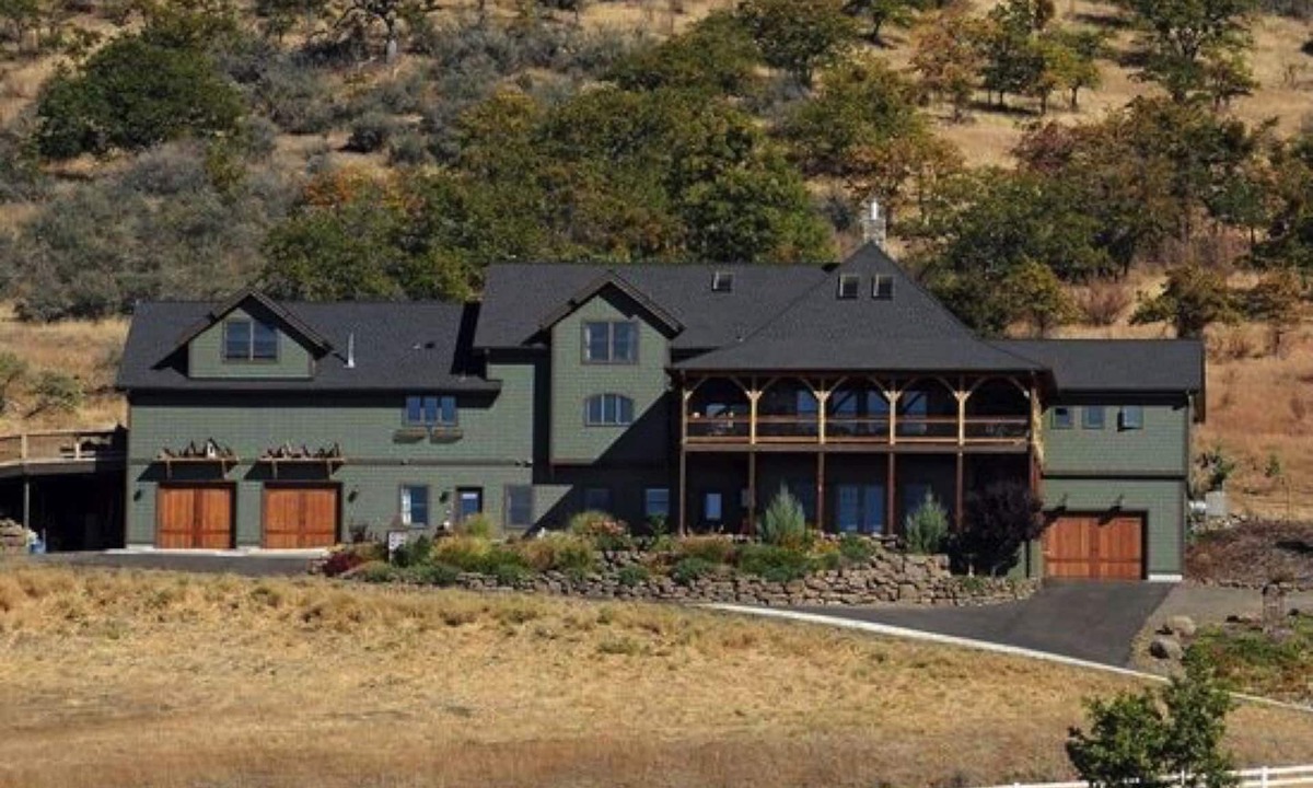 Medford House | Beautiful Timber Peg Estate