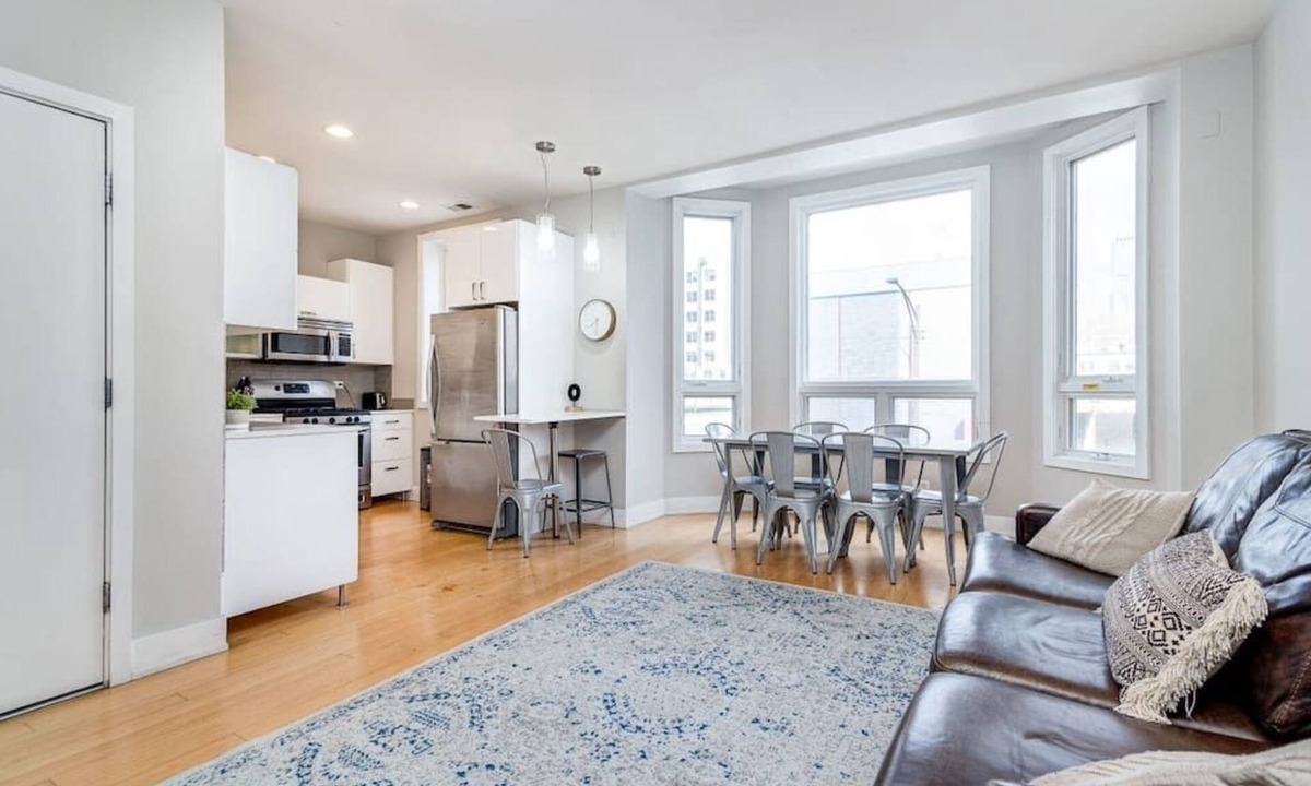 River North Apartment | Beautiful Unit CHI in Prime River North - 1