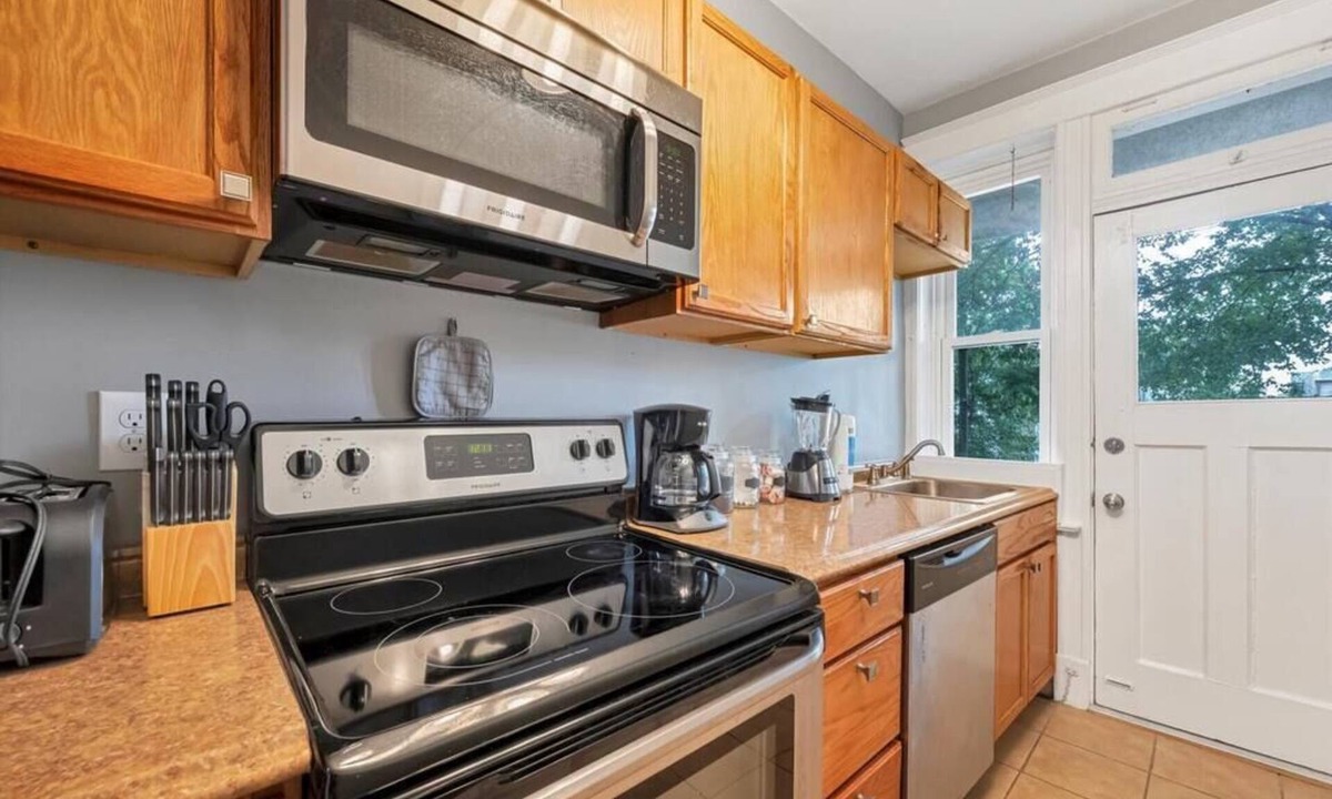 Shaw House | Beautiful Unit in Shaw Community!