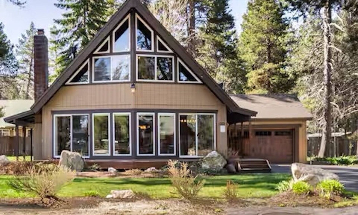 Meyers Ski Chalet | Beautiful Updated Chalet Next to Golf Course VHR-073547
