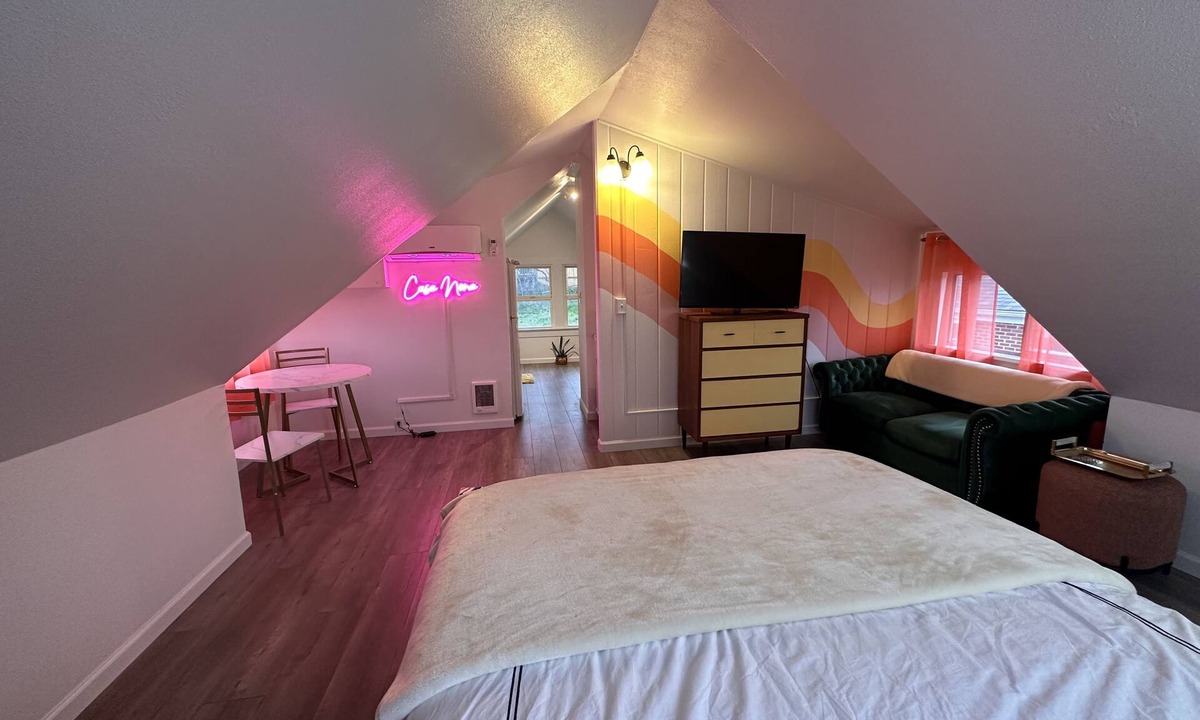 North Tabor Apartment | Beautiful Updated Studio With Skyline Views