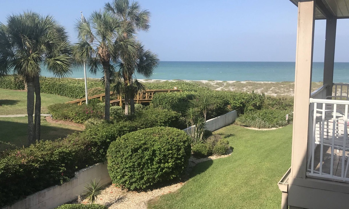 Golden Beach Condo | Beautiful VENICE BEACH beachfront condo with private beach access, balcony, pool