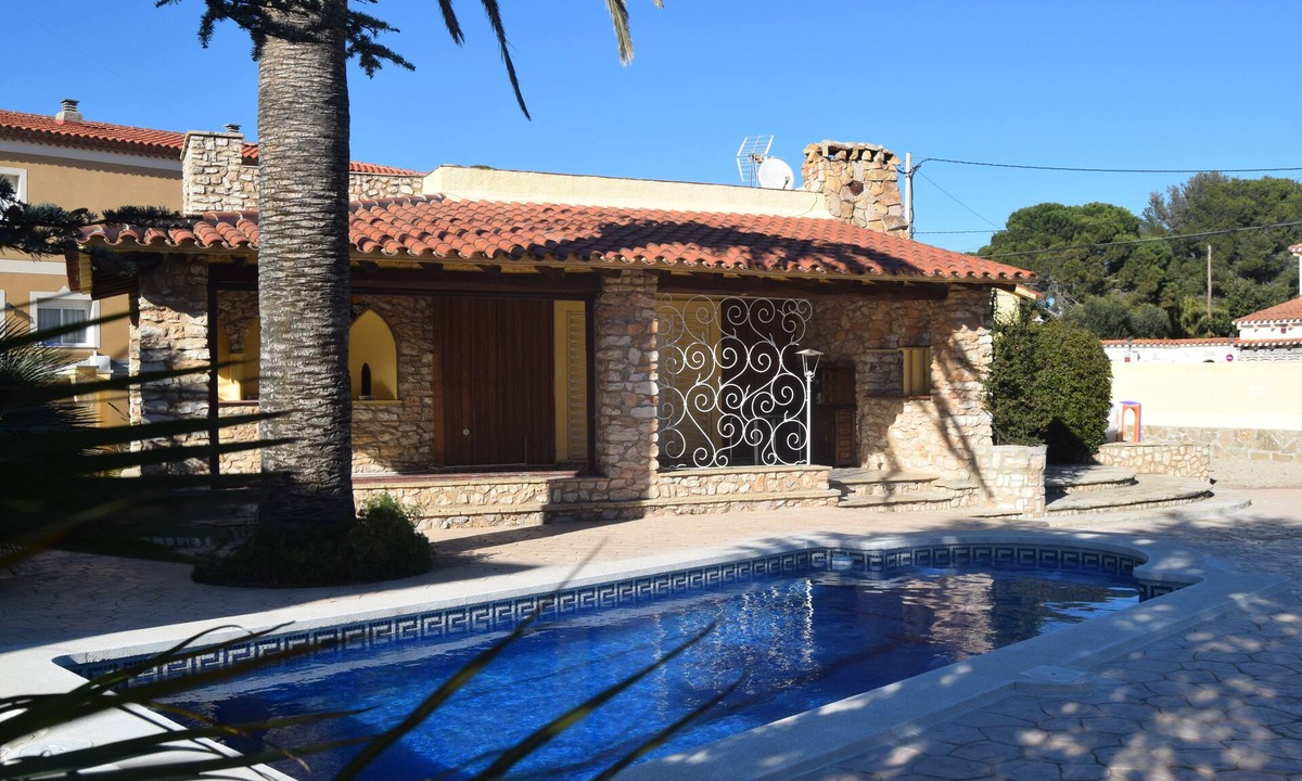 Miami Platja Ski Chalet | BEAUTIFUL VILLA WITH PRIVATE GARDEN AND POOL