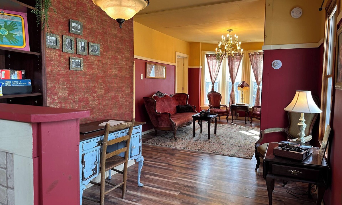 Rotterdam Apartment | Beautiful Victorian Apartment on Broadway