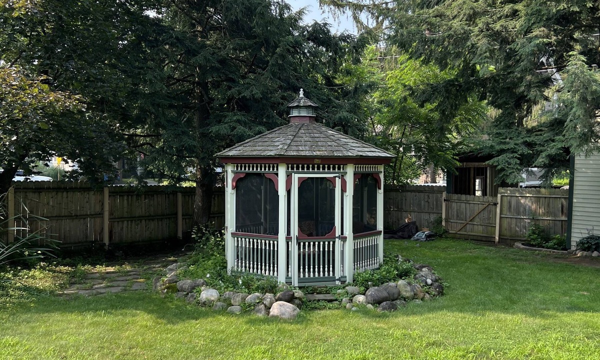 Queensbury Apartment | Beautiful,Victorian Apt ,very close to downtown for travel nurses and temps