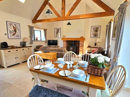 Billingsley House | Beautiful Views Historic 16th Cent Barn Conversion - Pass the Keys