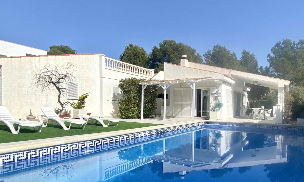 Calafat Cottage | Beautiful Villa with Pool, Near Beach and Marina, Sleeps 7