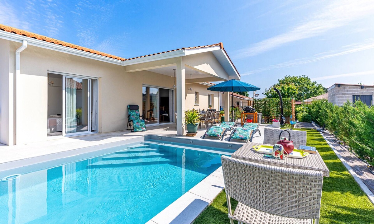 Gastes House | Beautiful Villa 500 m from the Lake with Pool and Air Conditioning