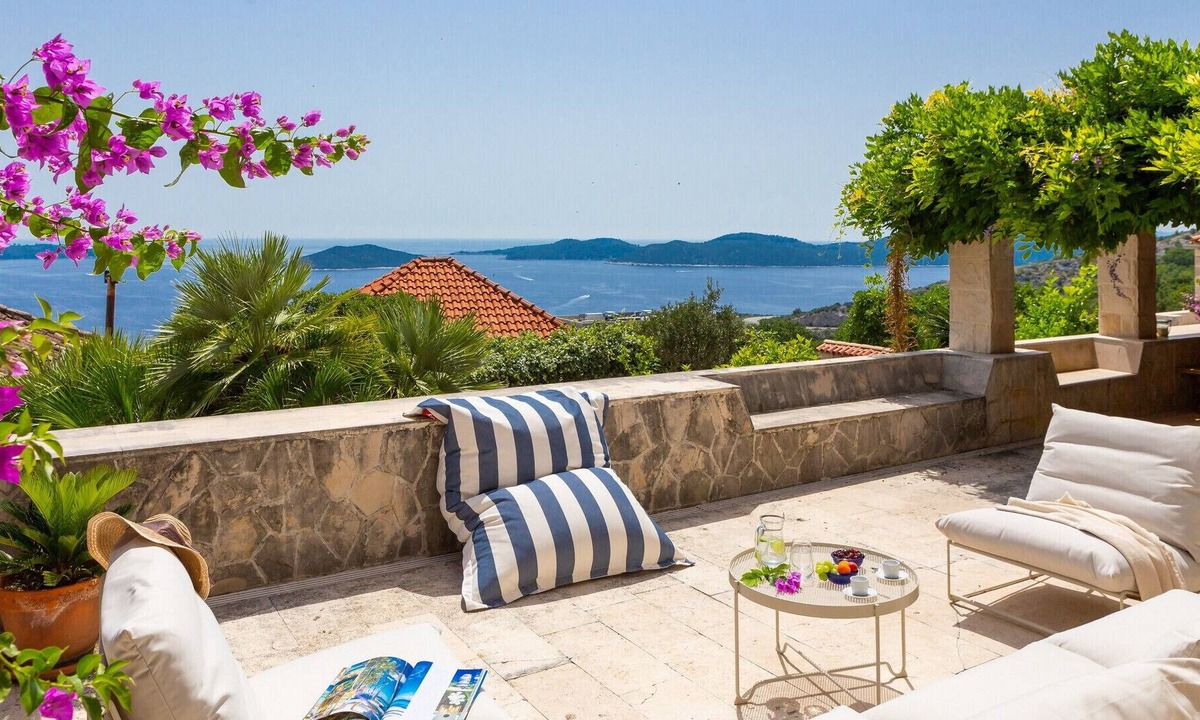 Brsecine Villa | Beautiful Villa Academia