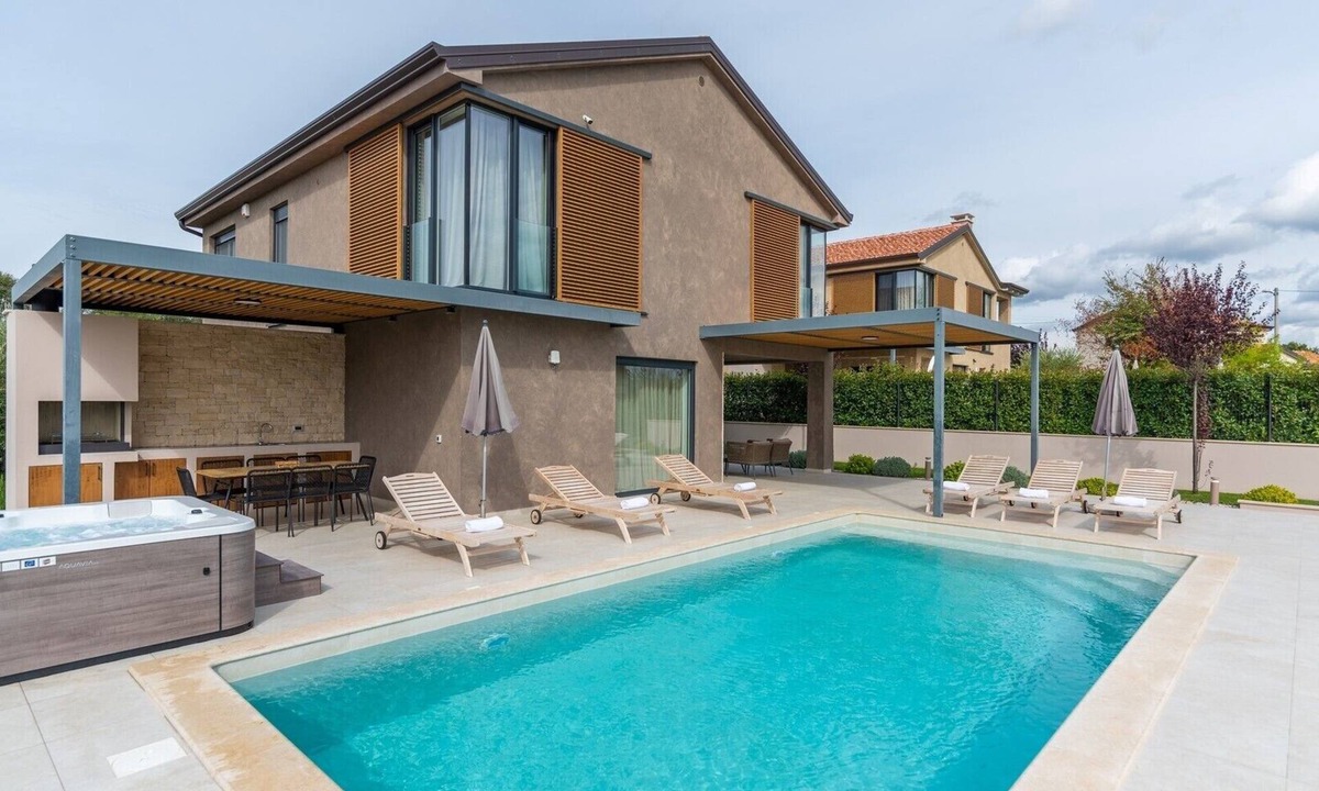 Kadumi Villa | Beautiful Villa Albona with swimming pool, jacuzzi and sauna