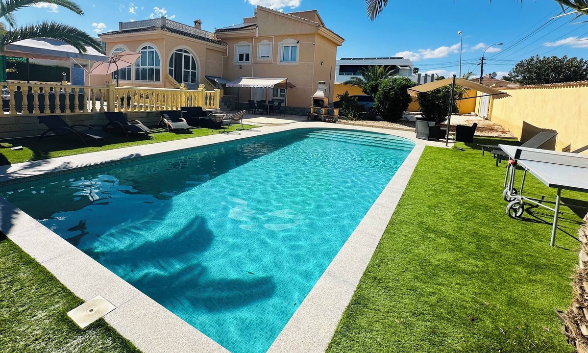 Quesada House | Beautiful villa, large heated pool, independent studio in ciudad quesada Wifi
