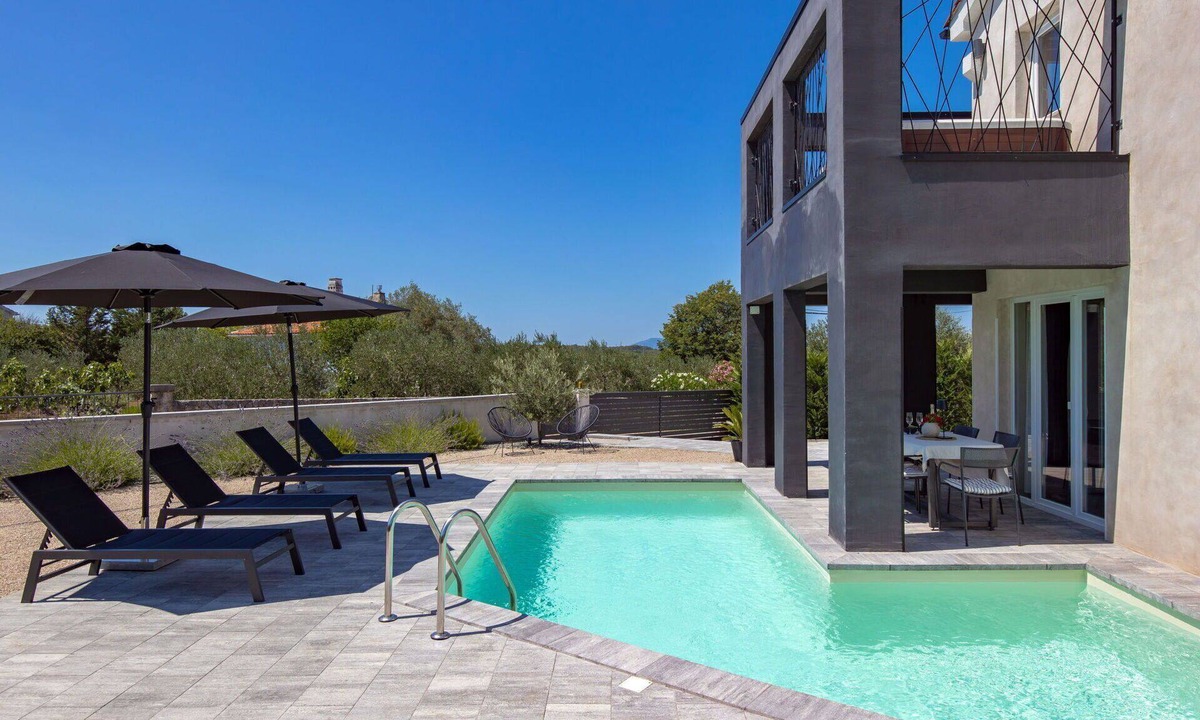 Sveti Ivan Dobrinjski House | Beautiful villa for 5 guests with A/C, hot tub, WIFI, private pool, TV, terrace and pets allowed