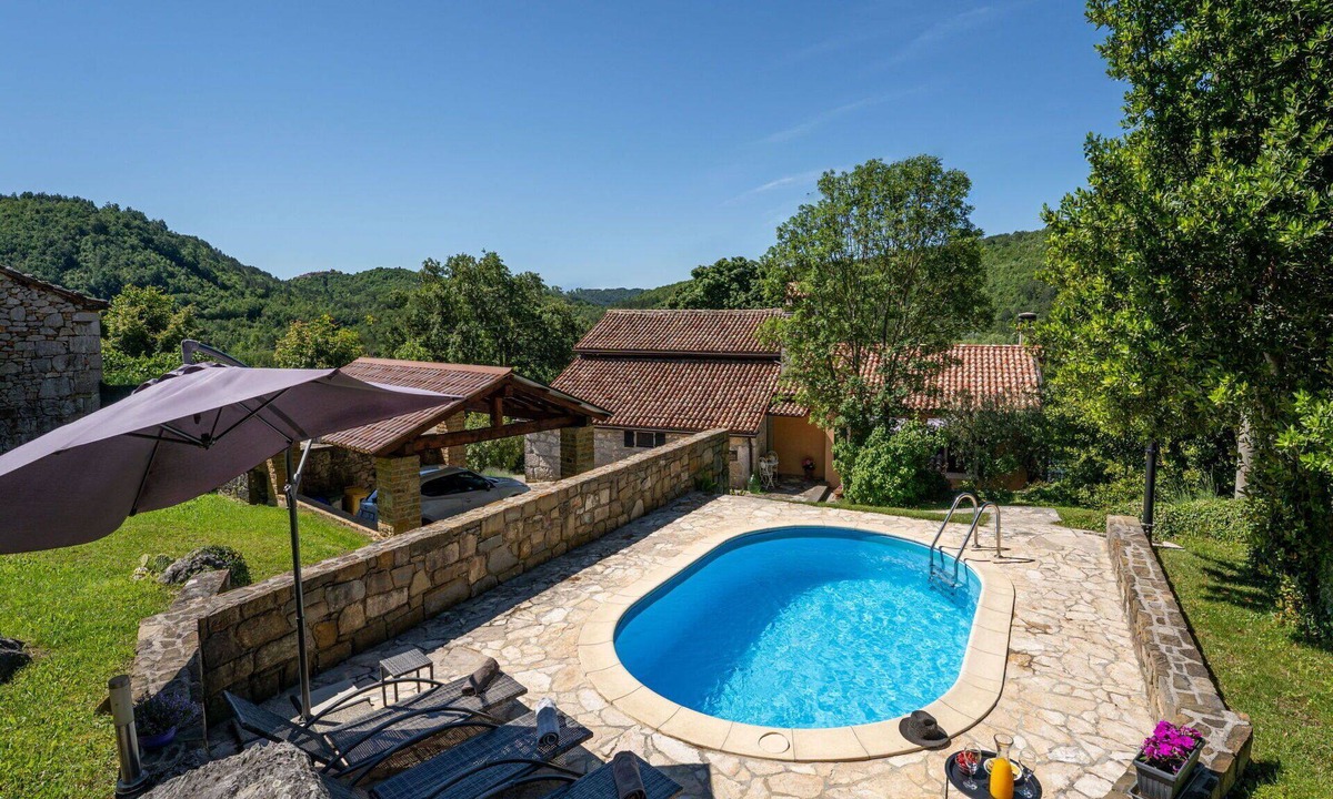 Grabri House | Beautiful villa for 7 people with WIFI, hot tub, private pool, A/C, TV and pets allowed