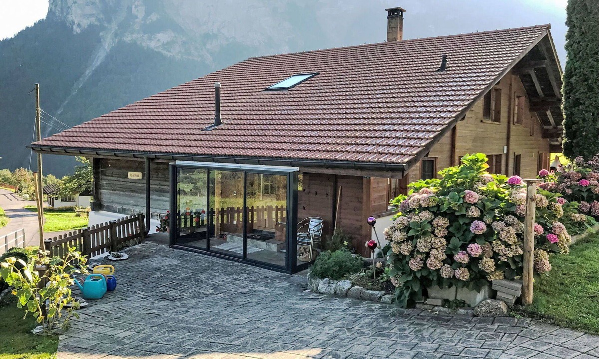 Innertkirchen Villa | Beautiful villa for 4 guests with WIFI, TV, terrace, pets allowed and panoramic view