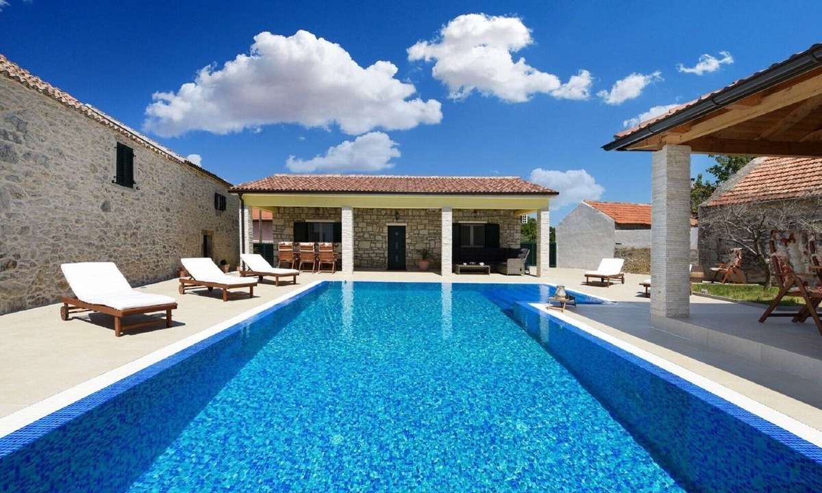 Lovinac Villa | Beautiful Villa Petra with Summer Kitchen and Pool