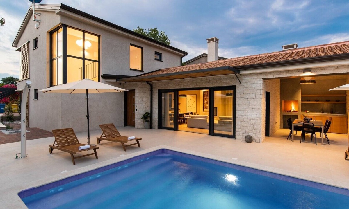 Kadumi Villa | Beautiful Villa Ursaria with pool, jacuzzi and sauna