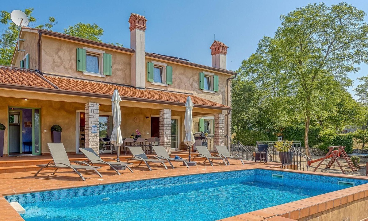 Sumber Cabin | Beautiful villa with swimming pool surrounded by a natural fence