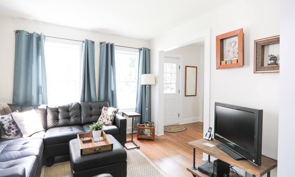 Ludlow House | Beautiful Village Home, Short Walk to Restaurants, Shops, On Shuttle Route