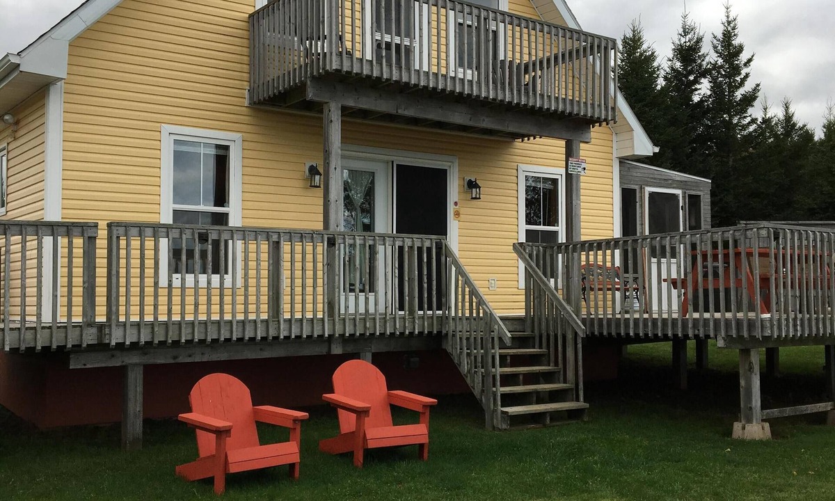 Cymbria Cottage | Beautiful waterfront cottage with spectacular view!