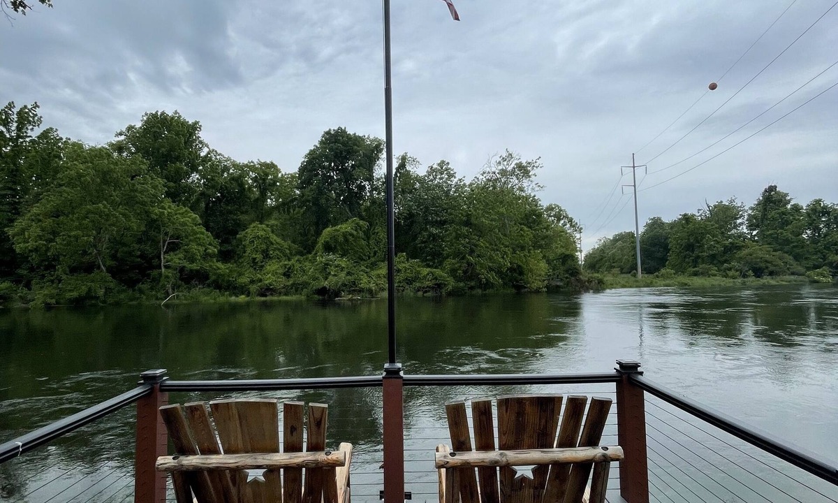 Elizabethton House | Beautiful Waterfront Home on Watauga River
