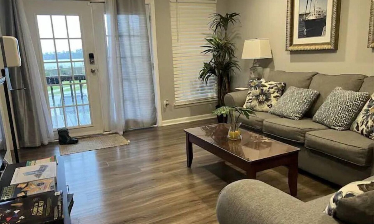 McCutcheon Field Apartment | Beautiful Waterfront Apartment