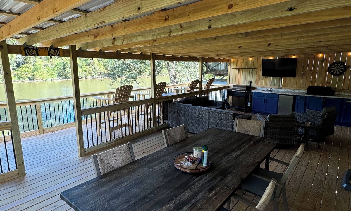 Modeste House | Beautiful Waterfront Camp