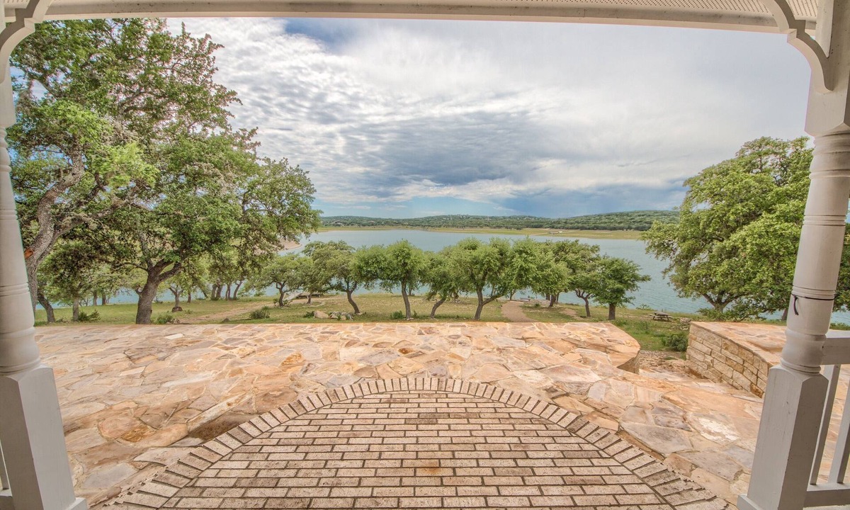 Canyon Lake House | Beautiful waterfront home on Canyon Lake! Over 400 feet of waterfront!