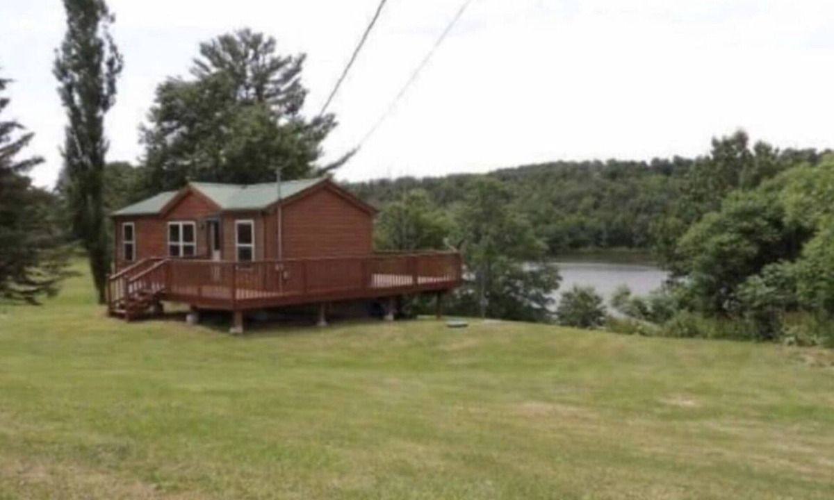 Springville House | Beautiful waterfront property