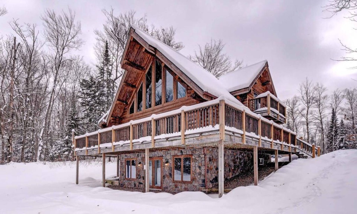 Labelle Ski Chalet | Beautiful Waterfront Chalet