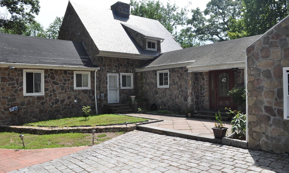 Warwick House | Beautiful Waterfront Estate