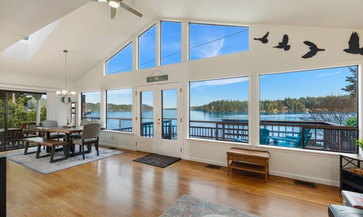 Olympia House | Beautiful Waterfront Getaway