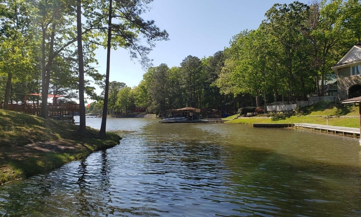Henrico House | Beautiful Waterfront Home on Lake Gaston + Pontoon Rental Option