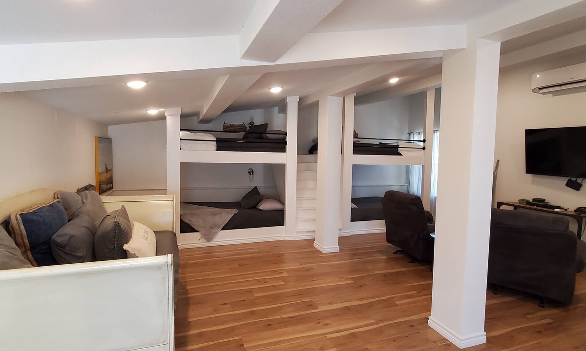 Enchanted Oaks House | Beautiful Waterfront Retreat!