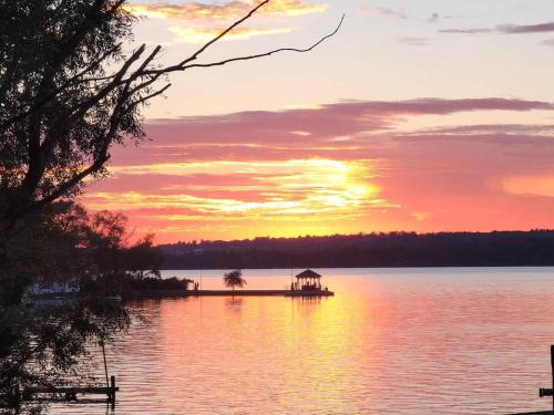 Gores Landing House | Beautiful Waterfront Retreat 1HR Drive FromToronto