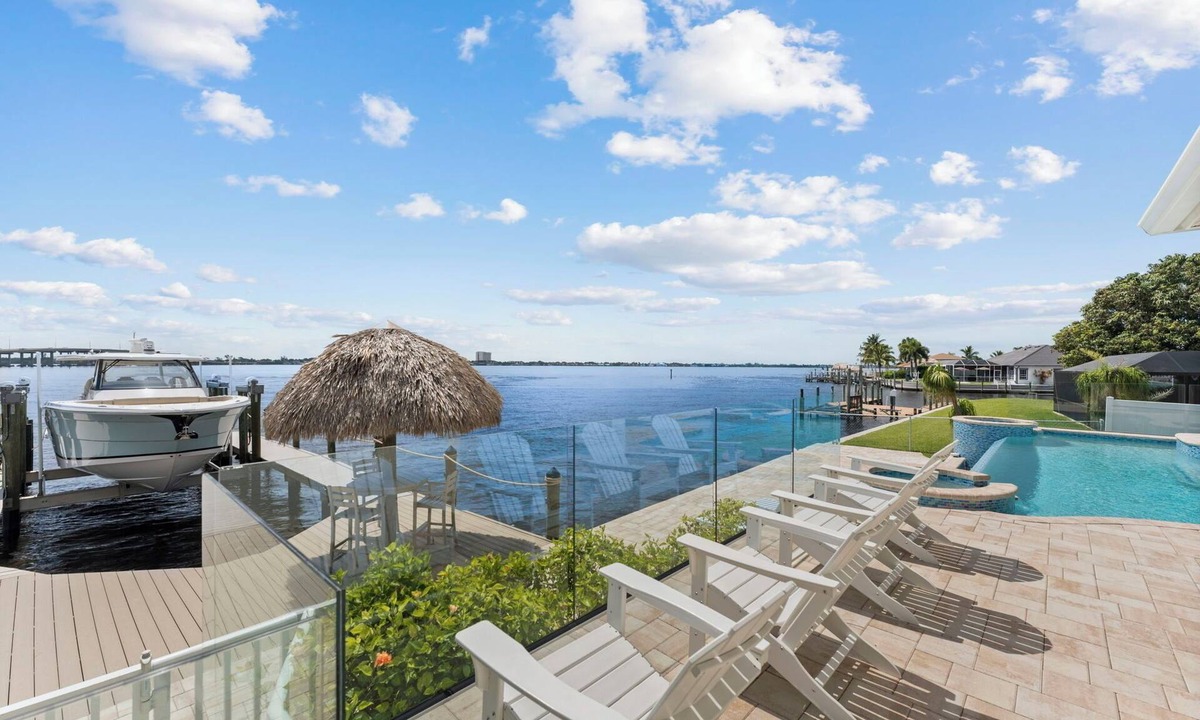 Caloosahatchee House | Beautiful Waterfront Home