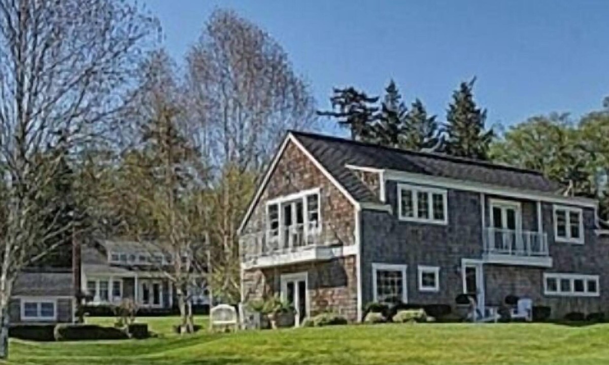 Hansville House | Beautiful Waterfront Cape Cod Style Beach Estate