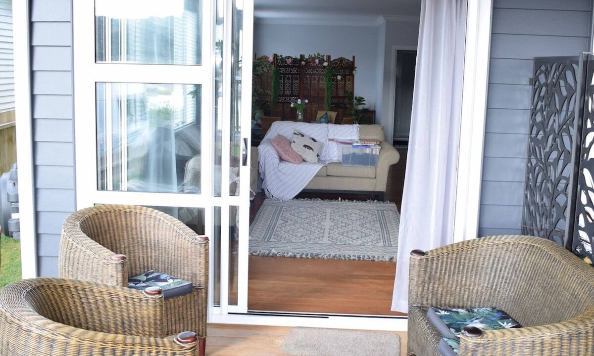 Arkles Bay Apartment | Beautiful Waterside Studio Apartment