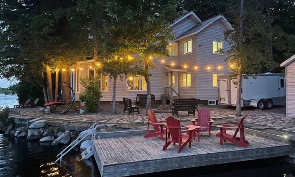 Glastonbury Cottage | Beautiful well kept Private waterfront cottage on Big Gull Lake