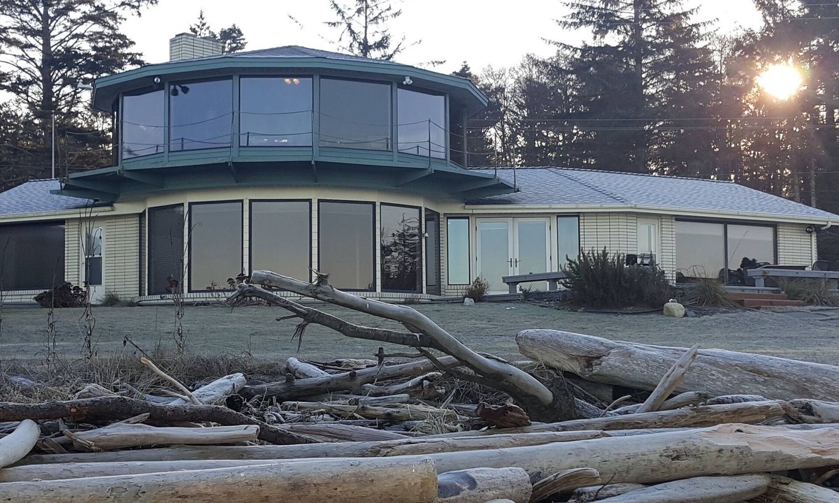 Oak Harbor House | Beautiful West Beach Waterfront Home - Spectacular Setting!