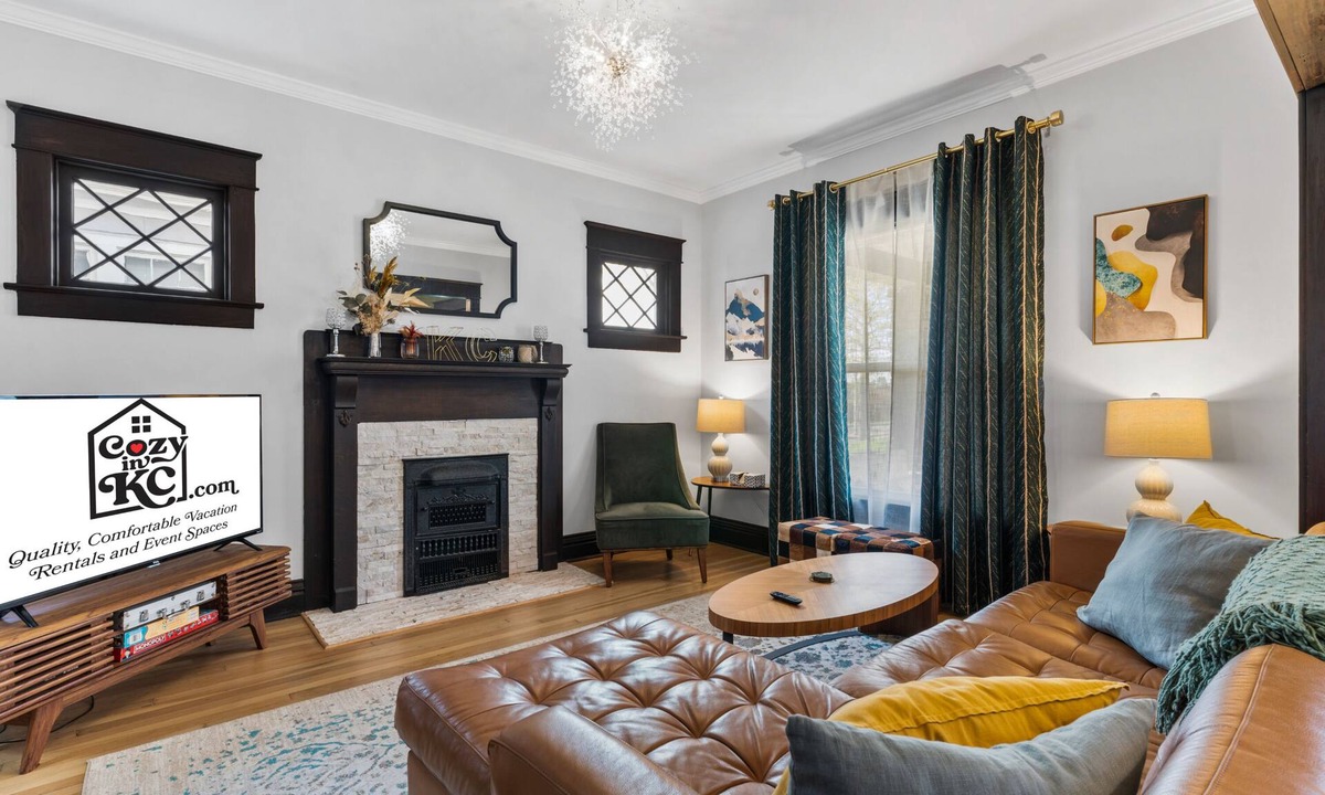 Kansas City House | Beautiful Westport Manor - Remodeled with 3 King beds!