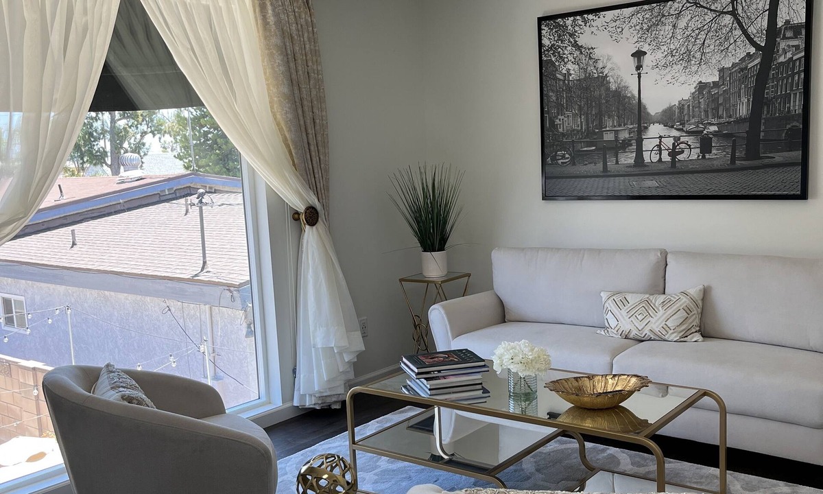 Magnolia Park Apartment | Beautiful White House in Burbank