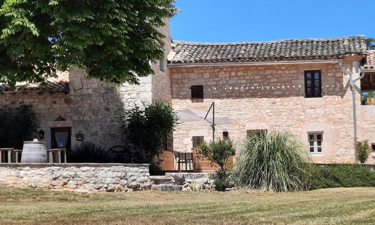 Andillac Cottage | Beautiful white stone gîte in a character house with swimming pool and spa