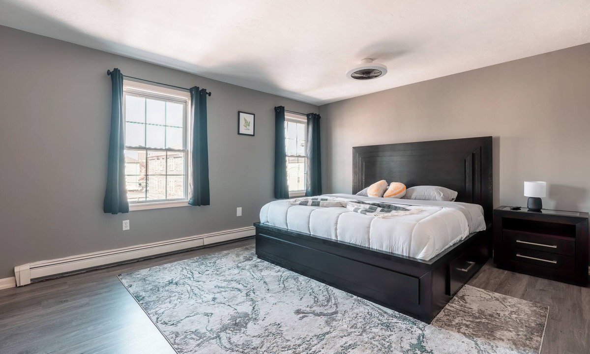 Worcester House | Beautiful Worcester Downtown King Bd/Office World Cup Boston