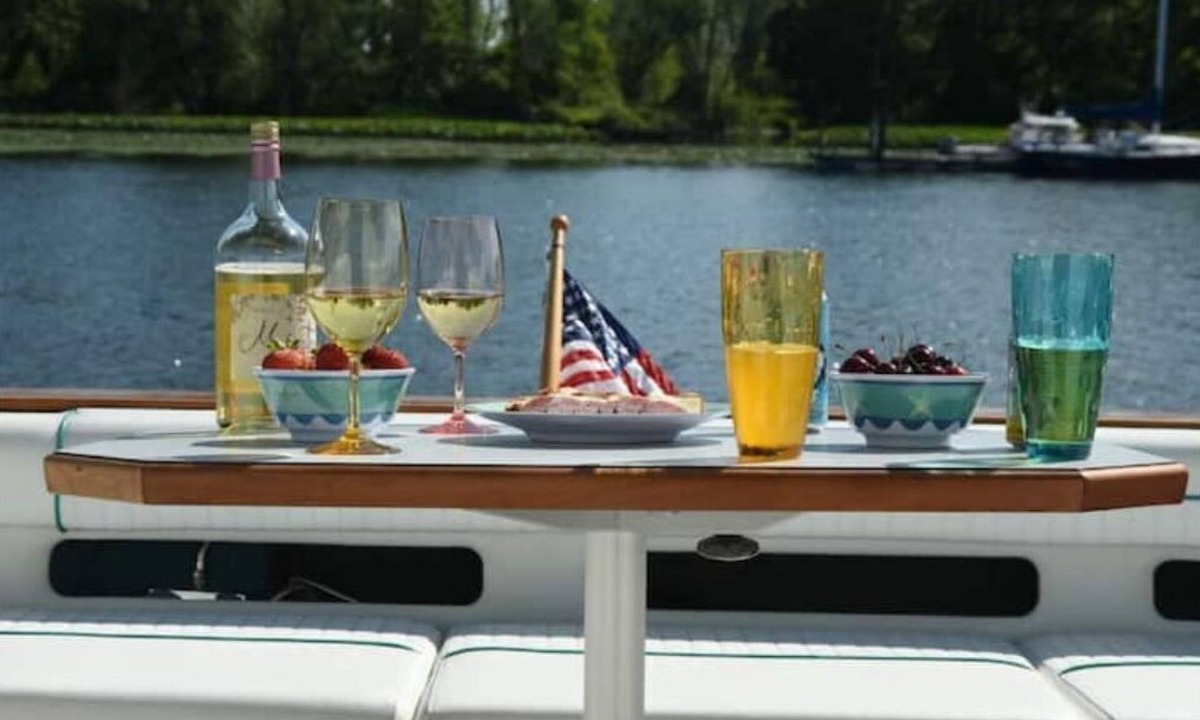 Catskill Boat Rental | Beautiful Yacht on Catskill Creek