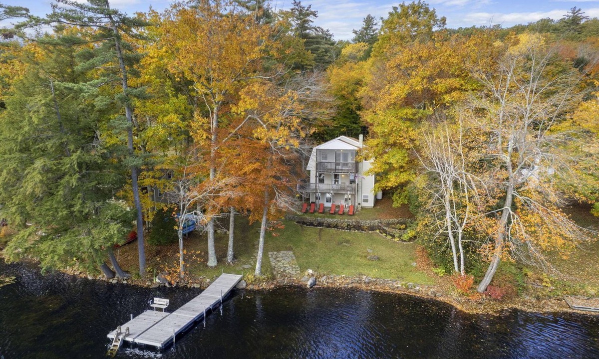 Litchfield House | Beautiful Year-Round Lakefront Home
