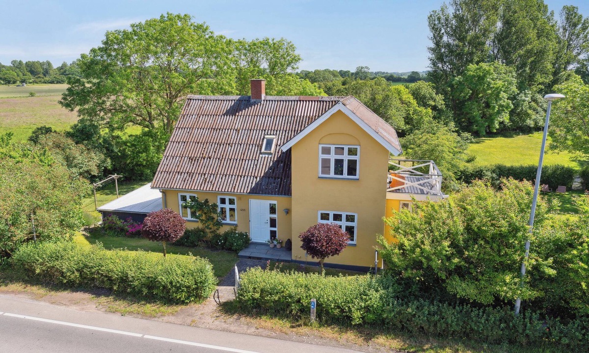 Faldsled Villa | Beautiful yellow country villa by the water