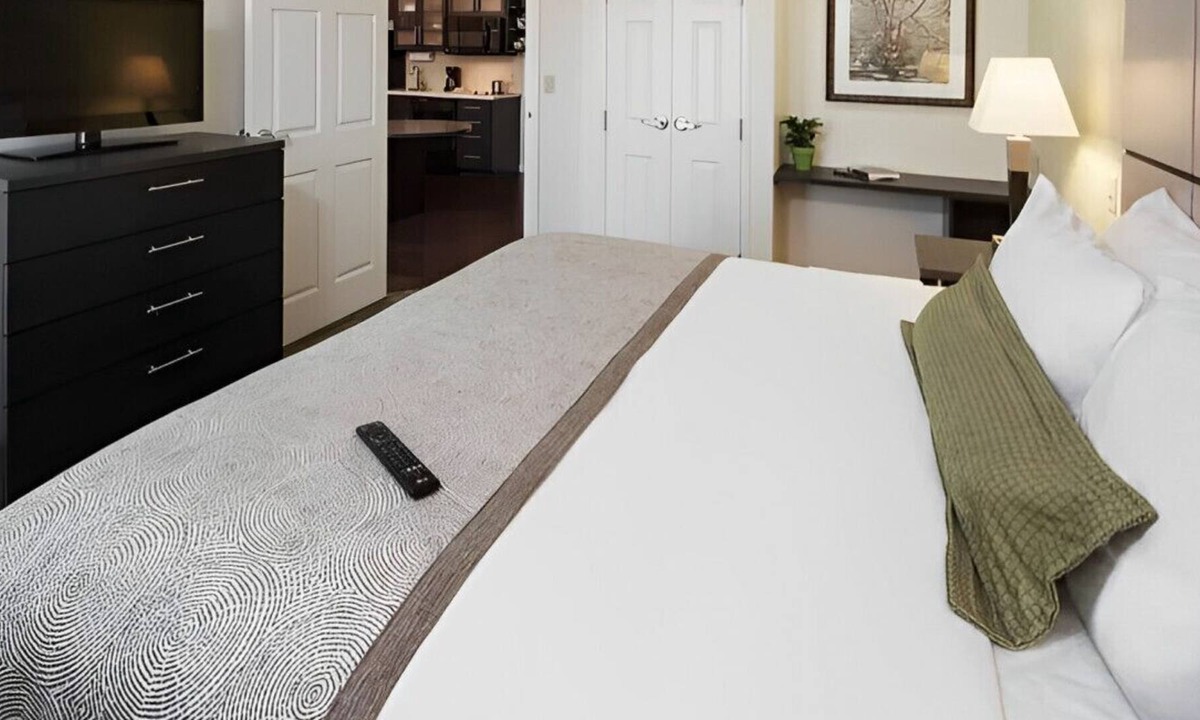 Ellendale House | Beautifully Appointed Room with Kitchen!