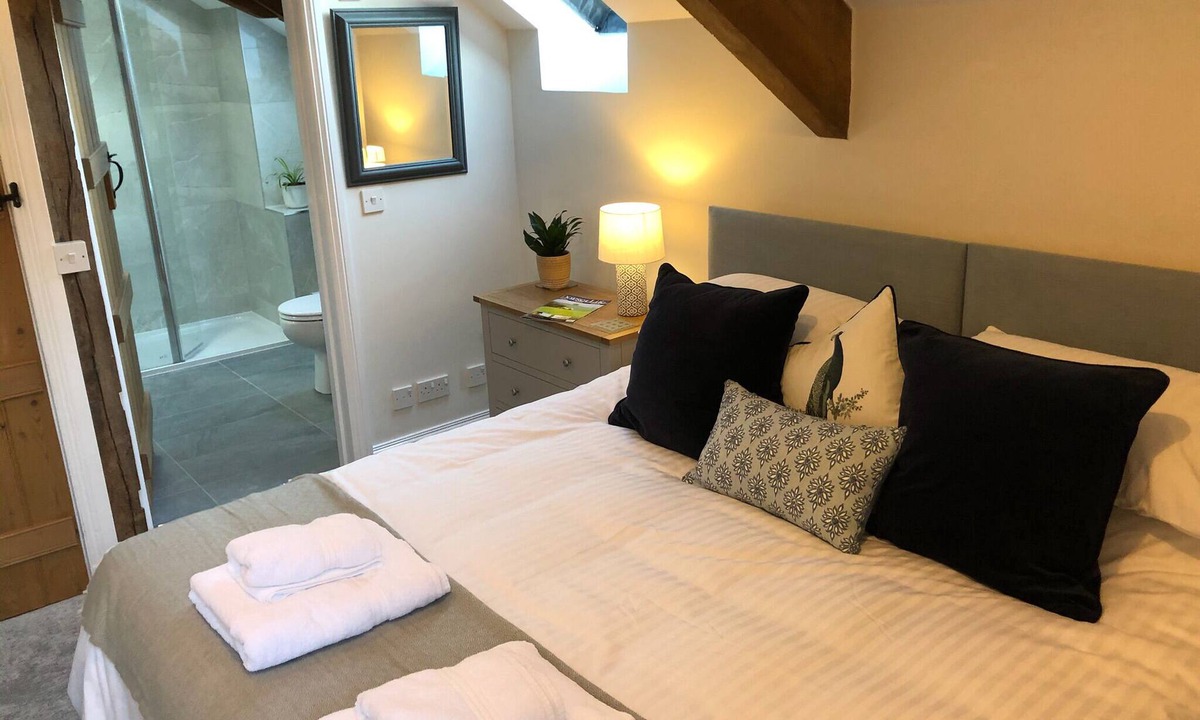 Pulham House | Beautifully barn conversion with panoramic views and private hot tub