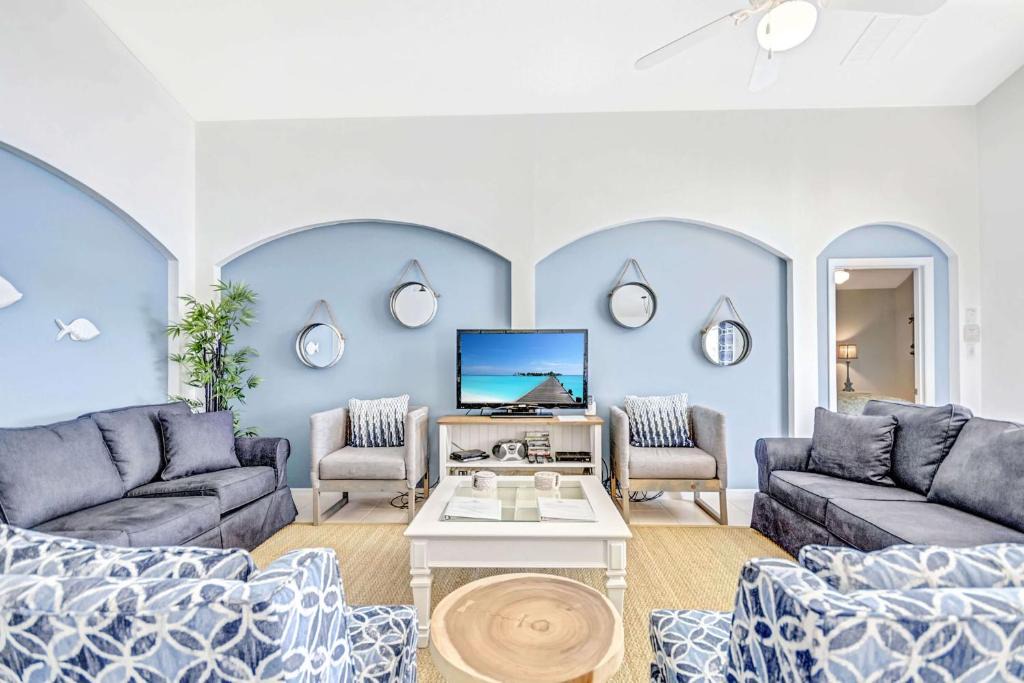 Highgate Park House | Beautifully Decorated Remodeled Pool Home